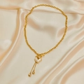 Goldene Herzanhänger-Halskette mit OT-Knebelverschluss auf Champagner-Seide - Herz Perle Halskette