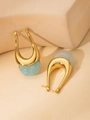 Detalle de pendientes de aro dorados en U con cuentas de resina azul sobre piedra - Hebilla de Oreja en U (#1 Azul) / Azul