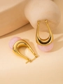 Detalle de pendientes en U bañados en oro con textura de mármol rosa sobre piedra - Hebilla de Oreja en U (#1 Rosa) / Rosa