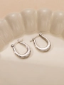Macro di orecchini a tortiglione in argento con chiusura a U su piatto in ceramica crema - Stile Twill Intrecciato a forma di U (#0218)