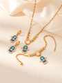 Detalle del conjunto de joyas Mano de Fátima chapado en oro 18K con esmalte azul - Conjunto de Joyas de 3 Piezas de Mano de Fátima Ojo Turco