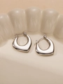 Orecchini a cerchio irregolari in argento lucido con design curvo spesso su piatto ceramico - Stile Aperto a Cuore Astratto (#0219)
