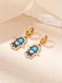 Detalle de pendientes de aro Mano de Fátima con esmalte azul y detalles de ojo turco de cristal - Pendientes Mano de Hamsa Ojo Turco