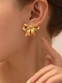 Gros plan sur les boucles d'oreilles nœud doré avec une texture martelée élégante - Nœud en Métal Martelé (ZJGE0559)