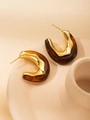 Close-up of C-shaped titanium steel earrings with amber resin and wavy gold texture - C-shaped Fluid Earrings (#4 Brown)
