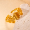 Makroaufnahme eines goldfarbenen Blumenrings als DIY-Fassung auf Steinsockel - Blumenform Leerer Fassungsstil (BJGR0271)