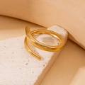 Detaillierte Makroansicht eines minimalistischen, zweilagigen Spiralrings aus Edelstahl - Minimalistischer Spiralwickel-Stil (BJGR0268)