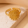 Makroaufnahme eines vergoldeten Edelstahlrings mit Stern-Relief im Münzdesign - Sonnenstern Relief Medaillen-Stil (BJGR0267)