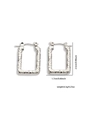 Dettaglio orecchini a cerchio rettangolari martellati in argento, misura 2,5 cm x 1,7 cm - Rettangolo con Trama Martellata (BJGE0209) / Argento