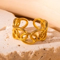Detail eines minimalistischen Goldkettenrings mit geometrischem Hohldesign auf Stein - Gold Verflochtener Geometrischer Gliedring (BJGR0277)