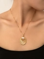 Dettaglio ravvicinato di una collana vintage in titanio dorato con ciondolo di perla - Catena a Goccia con Perla (Placcato Oro)