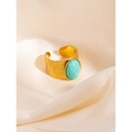 Breiter vergoldeter Ring mit großem ovalem Türkis auf glänzendem Satin-Hintergrund - Einstellbar Offen / Gold Breitband Türkis Stil