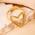 Détail d'une bague cœur dorée avec texture martelée et anneau ouvert ajustable - Style grand cœur ajouré martelé (Doré 11)