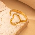Bague ouverte en acier doré avec motif cœur sur socle en pierre naturelle mate - Style de Cœur en Or Brossé (Or 9)