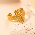 Anello in acciaio al titanio dorato a forma di V con texture geometriche e design aperto - Stile Geometrico a Forma di V (#0124)