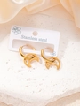 Détail de boucles d'oreilles créoles avec pendentif lune en acier doré sur pierre - Boucles d'Oreilles Pendentif Croissant de Lune