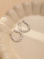 Dettaglio di orecchini a cerchio geometrici argento con trame a righe e chiusura sicura - Stile Segmentato a Righe Verticali (#0234)
