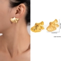 Gouden ginkgo blad oorbellen van titanium staal op model en witte achtergrond - Ginkgoblad Stijl