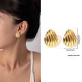 Elegante titanium druppeloorbellen met verticale strepen in gepolijste gouden afwerking - Gestreepte Schelpstijl