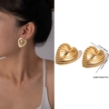 Boucles d'oreilles cœur en acier titane doré avec surface texturée ondulée - Style Cœur Ondulé
