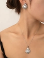 Dettaglio ravvicinato del set di gioielli retrò in acciaio e perle bianche da donna - Catena a Zucca con Perla (Argento)