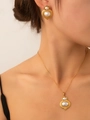 Modella che indossa un set di collana e orecchini di perle dorate stile vintage - Catena a Zucca con Perla (Placcato Oro)