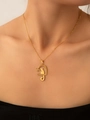 Primo piano della collana con ciondolo a gatto dorato su modella, set gioielli in titanio - Catena a Gatto (Placcato Oro)
