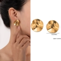 Boucles d'oreilles dorées en titane de forme irrégulière avec surface texturée - Style Disque Irrégulier