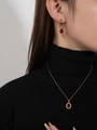 Details von luxuriösem Goldschmuck-Set mit roten ovalen Steinen und Zirkonia-Akzenten - Set mit roten Zirkonia / Rot