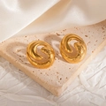 Gros plan de boucles d'oreilles en acier inoxydable plaqué or 18K avec motif spirale - Style Spirale Abstrait (ZJGE1150)