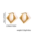 Détail de boucles d'oreilles géométriques dorées avec une texture martelée unique - Style Losange Martelé (ZJGE1169)