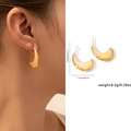 Boucles d'oreilles créoles dorées en forme de croissant de 2,2 cm par 1,5 cm - Style Créole Croissant de Lune