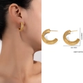 Créoles dorées en forme de C avec texture perlée rétro portées par un mannequin - Style Type C Perlé Dense (ZJGE0347)