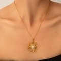 Gouden zonnebloem hanger ketting met centrale parel gedragen door een model - Halsketting (N0177) / Gouden zonnebloem