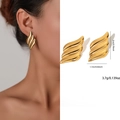 Boucles d'oreilles vagues dorées polies avec dimensions et vue portée sur mannequin - Clou Ailes Ondulées (ZJGE0404)