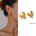 Boucles d'oreilles cœur irrégulier dorées avec texture martelée et acier titane - Cœur Irrégulier Martelé (ZJGE0405)