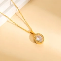 Elegante goldene Titan-Halskette mit ovalem Zirkonia-Anhänger und Pavé-Diamant-Halo - Transparente Halskette
