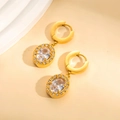 Elegante goldene ovale Tropfenohrringe mit großem Zirkonia und Mikro-Pavé-Verzierung - Transparente Ohrringe