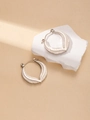 Orecchini a cerchio minimalisti in acciaio al titanio argento con texture a piuma - Stile Fibbia per Orecchio con Texture a Piuma (#0186)