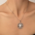 Zilveren bohemien zonnestraal ketting met parel gedragen door een mooi model - Halsketting (N0191) / Zilveren zonnebloem