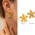 Boucles d'oreilles fleurs en acier titane doré, 3cm de diamètre, texture nervurée - Fleur à Ondulations Verticales (ZJGE0552)