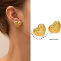 Boucles d'oreilles cœur en acier titane doré avec texture brossée et détails de taille précis - Cœur Brossé Horizontal (ZJGE0553)