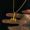 Détail d'un pendentif hache viking dorée avec des motifs celtiques sur une chaîne billes - Pendentif uniquement / Pendentif Couleur Or (Sans Chaîne)