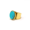 Dettaglio dell'anello bohémien dorato con grande pietra turchese ovale e bordi perlati - Aperto Regolabile / Stile Turchese Ovale / Oro