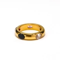 Dettaglio anello bombato placcato oro 18k con zirconi colorati a taglio ovale - Oro con zircone multicolore