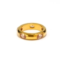 Dettaglio macro dell'anello largo placcato oro 18k con zirconi arancioni a taglio tondo - Oro Pietra Champagne