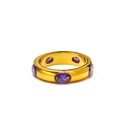 Dettaglio macro di zirconi viola incastonati in una fascia lucida placcata oro 18k - Oro Zirconia Viola