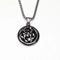 Detalle del colgante del zodiaco Sagitario en plata con grabado de arquero y cadena - Colgante Sagitario Solo (Sin Cadena)