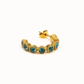 Détail d'une boucle d'oreille dorée en forme de C sertie de sept zircons bleu vif - Or Zirconia Bleu Aqua