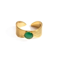 Detalle de anillo vintage ajustable en oro con gema verde redonda y banda con textura - Striped Texture Craft (Style 5) / Piedra Ojo de Gato Verde Hierba
